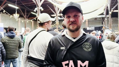 Sebastian Brauwers steht in einer großen Halle.