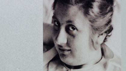Aufnahme eines Fotos von Erna Schulhoff in jungen Jahren.