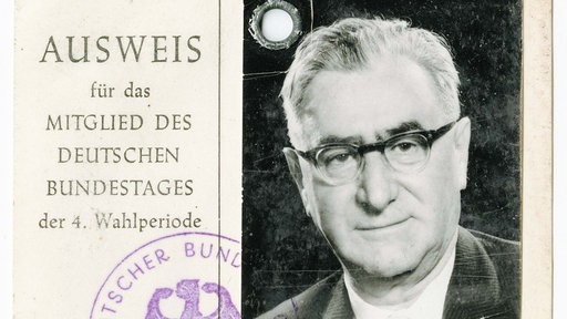 Ausweispapiere von Georg Schulhoff. Ein Foto von ihm.