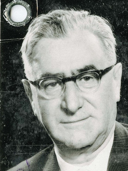 Ausweispapiere von Georg Schulhoff. Ein Foto von ihm.
