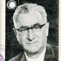 Ausweispapiere von Georg Schulhoff. Ein Foto von ihm.