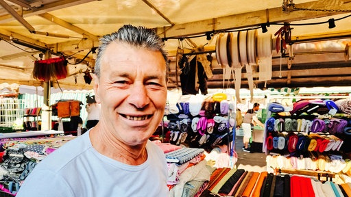 Mustafa Özcan steht vor seinem Stand auf dem Wochenmarkt in Köln-Nippes.