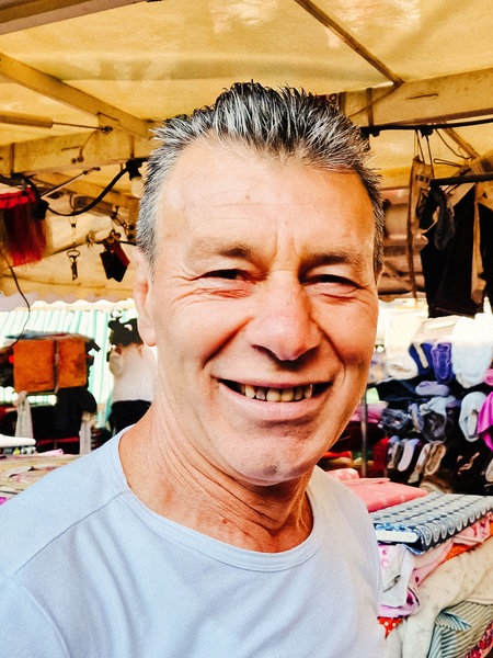 Mustafa Özcan steht vor seinem Stand auf dem Wochenmarkt in Köln-Nippes.
