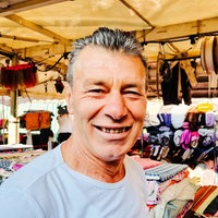 Mustafa Özcan steht vor seinem Stand auf dem Wochenmarkt in Köln-Nippes.