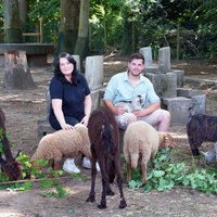 Jeanette Heindorf und Markus Köchling sitzen in ihrem Streichelzoo.