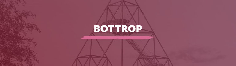 Das Tetraeder in Bottrop. Darauf der Schriftzug "Bottrop".