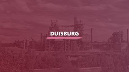 Der Landschaftspark Duisburg-Nord. Darauf der Schriftzug "Duisburg".
