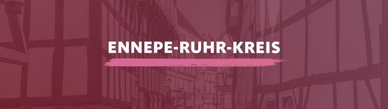 Der Blick auf eine Straße gesäumt mit Fachwerkhäusern. Darauf der Schriftzug "Ennepe-Ruhr-Kreis".