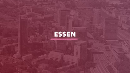 Der Blick von oben auf die Stadt Essen. Darauf der Schriftzug "Essen".
