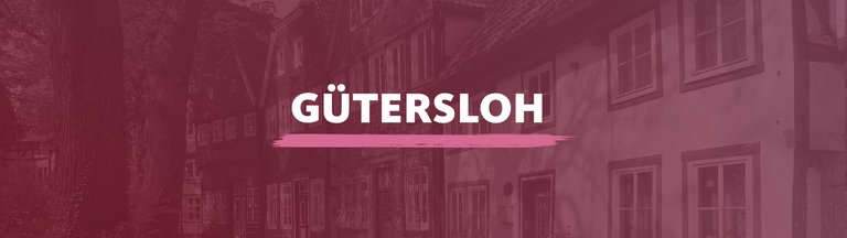 Ein Blick auf Fachwerkhäuser. Darüber der Schriftzug "Gütersloh".