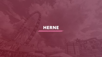 Blick auf die Cranger Kirmes mit einem Riesenrad und einem Fahrgeschäft im Hintergrund. Darauf der Schriftzug "Herne".