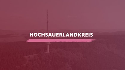 Der Fernmeldeturm Bödefeld im Panorama. Darauf der Schriftzug "Hochsauerlandkreis".