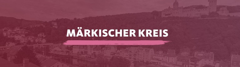 Der Blick auf die Stadt Altena mit der Lenne im Vordergrund und Burg Altena im Hintergrund. Darauf der Schriftzug "Märkischer Kreis".