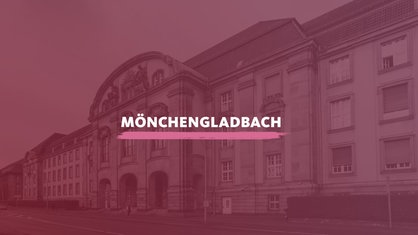 Der Blick auf das Landgericht Mönchengladbach. Darauf der Schriftzug "Mönchengladbach".