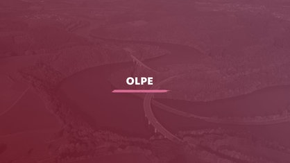 Der Blick von oben auf zwei Brücken, die die Bigge im Kreis Olpe überqueren. Darauf der Schriftzug "Olpe".