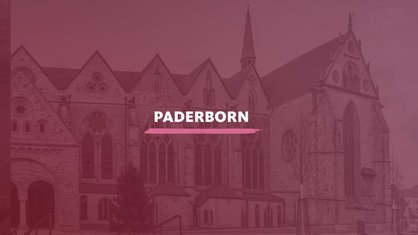 Der Blick den Paderborner Dom. Darauf der Schriftzug "Paderborn".
