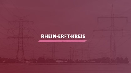 Strommasten der Leitung Ultranet sind bei Pulheim-Brauweiler im Rhein-Erft-Kreis zu sehen. Darauf der Schriftzug "Rhein-Erft-Kreis".