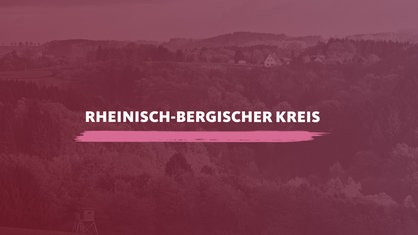 Bergige Waldlandschaft in der Mittelgebirgsregion Bergisches Land bei Wermelskirchen. Darauf der Schriftzug "Rheinisch-Bergischer Kreis".