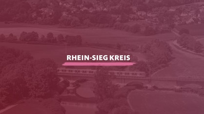 Der Fluß Sieg bei Hennef. Darüber verläuft eine Eisanbahnbrücke auf der gerade eine Regionalbahn fährt. Darauf der Schriftzug "Rhein-Sieg Kreis".