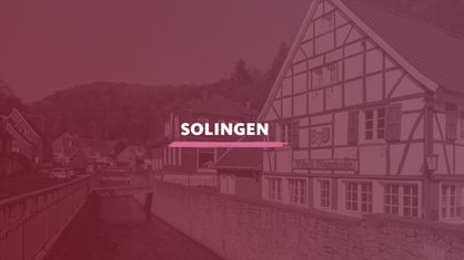 Der Eschbach, der durch Solingen-Burg fließt mit Fachwerkhäusern im Hintergrund. Darauf der Schriftzug "Solingen".