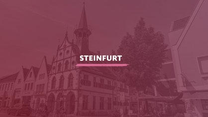 Das Alte Rathaus in Burgsteingfurt mitsamt Turm mit Spitzhelm und einer umlaufenden Galerie. Darauf der Schriftzug "Steinfurt".