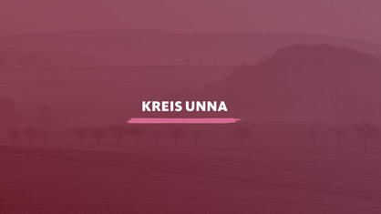 Landwirtschaftliche Flaechen im Morgennebel im Stadtteil Bausenhagen von Fröndenberg. Darauf der Schriftzug "Kreis Unna".