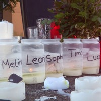 Fünf Gedenkkerzen mit den Namen der ermordeten Kinder. Meina, Leon, Sophie, Timo, Luca