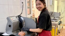 Auszubildende aus Vietnam in Jülicher Fleischerei