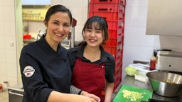 Auszubildende Lynh mit ihrer Chefin Nina Hamm