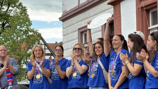Das Blomberg Team feiert die Meisterschaft und die Trophäe wird in die Luft gestreckt