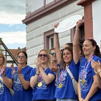 Das Blomberg Team feiert die Meisterschaft und die Trophäe wird in die Luft gestreckt