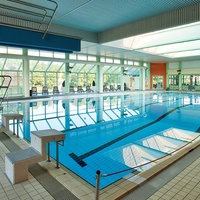 Großes Schwimmbecken im Hallenbad Lemgo