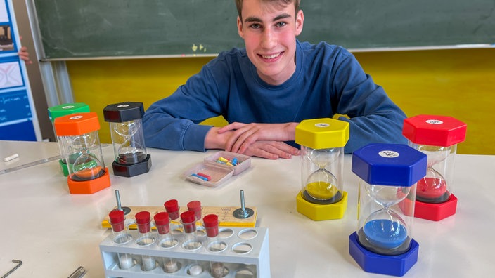 Gymnasiast Tim Kammel hat die Genauingkeit und Mechanik von Sanduhre erforscht 