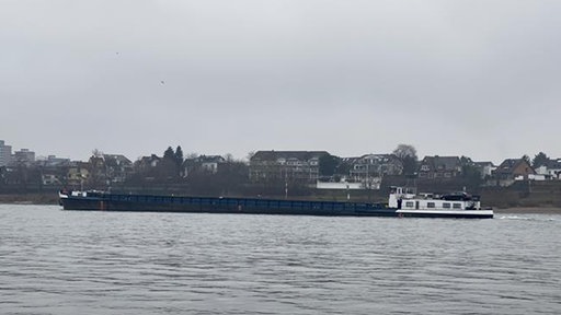 Der niederländische Frachter, der sich im Rhein den Kiel aufgerissen hatte, ist geborgen.