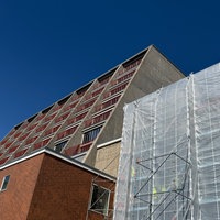 Kölner Oper mit Baugerüst von außen