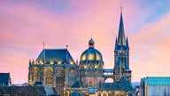 Der Aachener Dom bei Dämmerung.