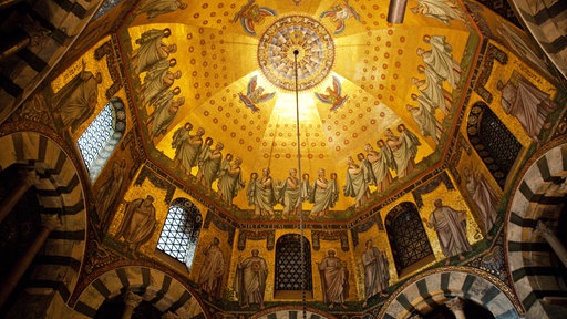 Die Kuppel des Aachener Doms mit dem Deckenmosaik des Oktogons.