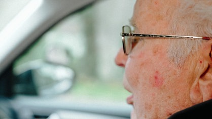 Wolfgang Küper bei einer Fahrstunde im Auto.