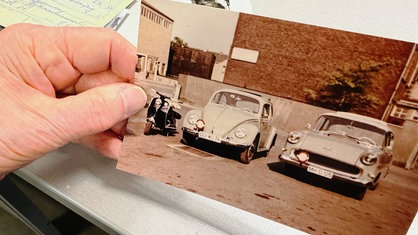 Ein Bild mit zwei Oldtimern. Es handelt sich dabei um die ersten Fahrzeuge für die Fahrschule von Wolgang Küper.