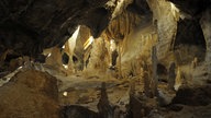 Die Tropfsteinhöhle von innen, beleuchtet.