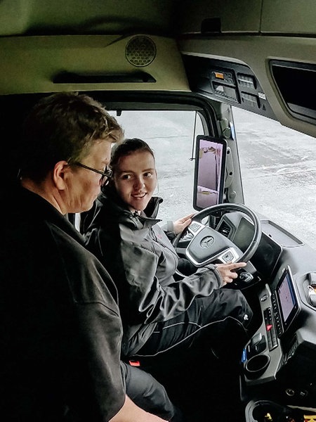 Lea Meyer sitzt am Steuer eines LKW. Sie lächelt Tanja Sieling an. Die steht neben ihr.
