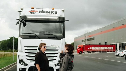 v. l. Tanja Sieling und Lea Meyer. Sie stehen vor einem LKW.