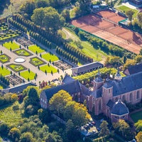 Das Kloster Kamp in Kamp-Lintfort mit Klostergebäude und Gartenanlage aus der Luft fotografiert