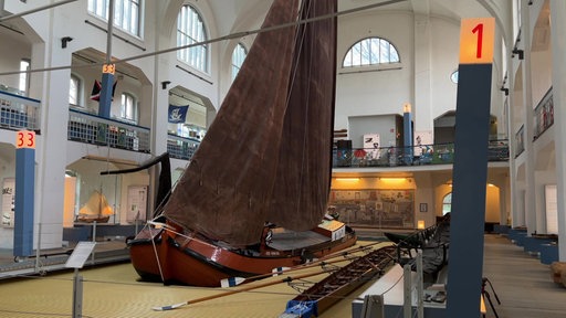 Ein Lastensegelschiff von 1912 steht in einer ehemaligen Schwimmhalle im Museum der Deutschen Binnenschifffahrt in Duisburg