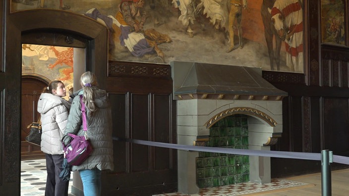 Junges Mädchen und Frau in der Kemenate auf Schloss Burg