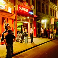 Eine Barmeile in Köln: Es befinden sich viele Menschen vor den einzelnen Bars und Kneipen.