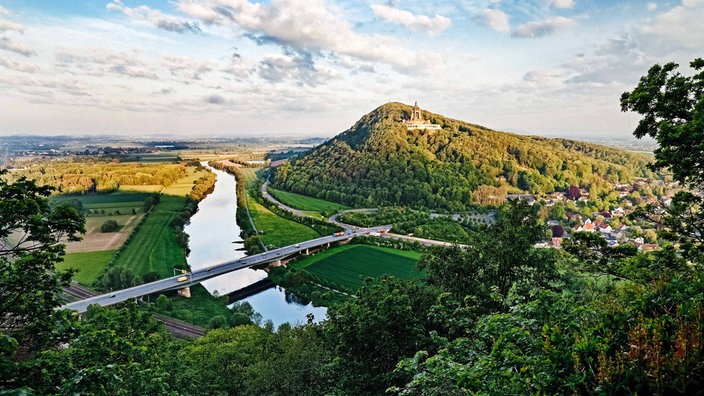 Ausblick von der Porta-Kanzel aus. Man sieht das Wersertal und das Kaiser-Wilhelm-Denkmal.