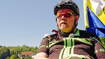 Axel Manns sitzt auf seinem Bike