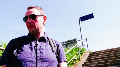 Karl Vogt auf einer Bahnhofstreppe