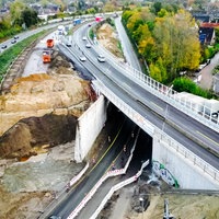 Blick auf die Brücke in der Vogelperspektive